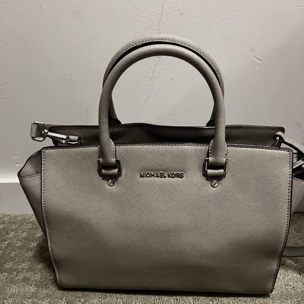 Good condition Michael Kors Purse!! Would be a perfect medium size work bag!!
